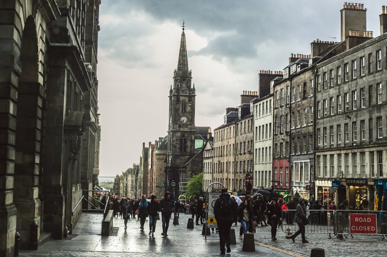 gente paseando por la royal mile