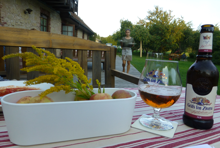 cena en el hotel rural karlamuiza